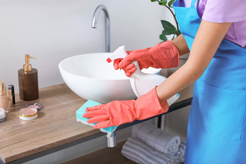 Beautiful,Young,Woman,Cleaning,Bathroom